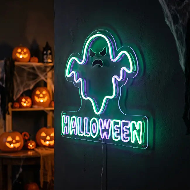 Neon LED Schild Halloween – leuchtender Geist in Grün und Lila im Halloween-dekorierten Zimmer