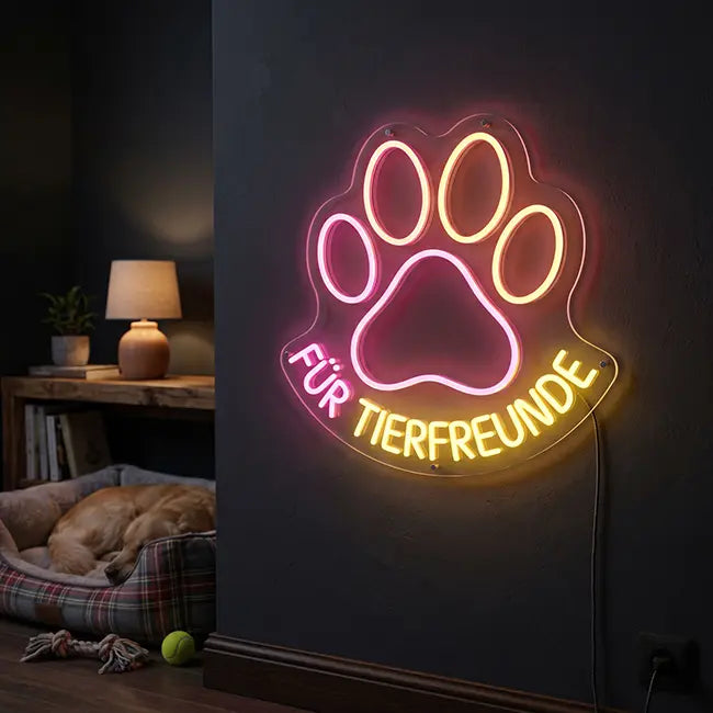 Neon LED Schild für Tierfreunde – leuchtender Pfotenabdruck in Gelb und Pink im gemütlichen Wohnzimmer