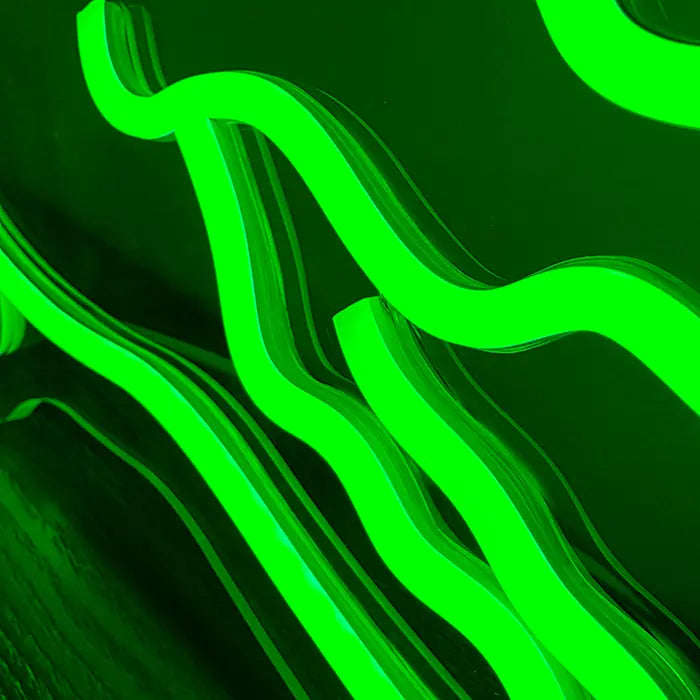 Krokodil Neon LED Schild als Makroaufnahme, geschwungene grüne Neonlinien füllen das gesamte Bild