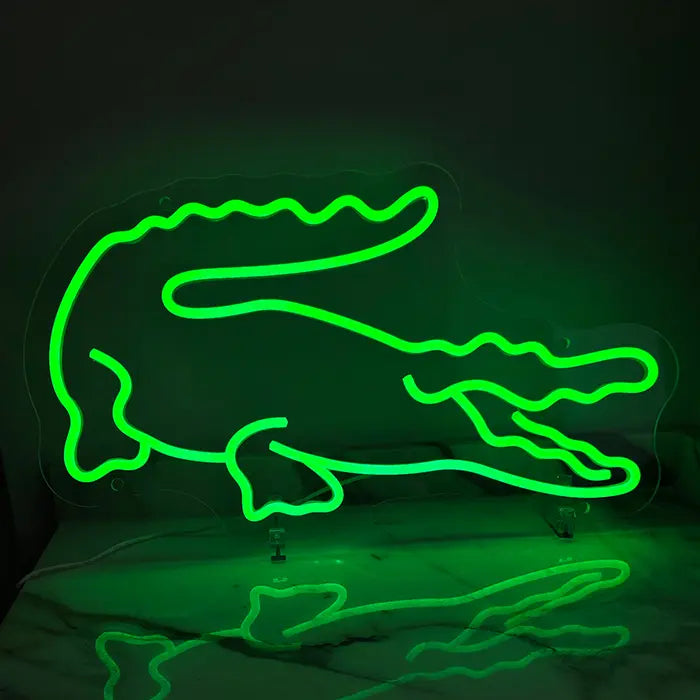 Krokodil Neon LED Schild grün leuchtend an dunkler Holzwand, seitliche Ansicht der gesamten Kontur