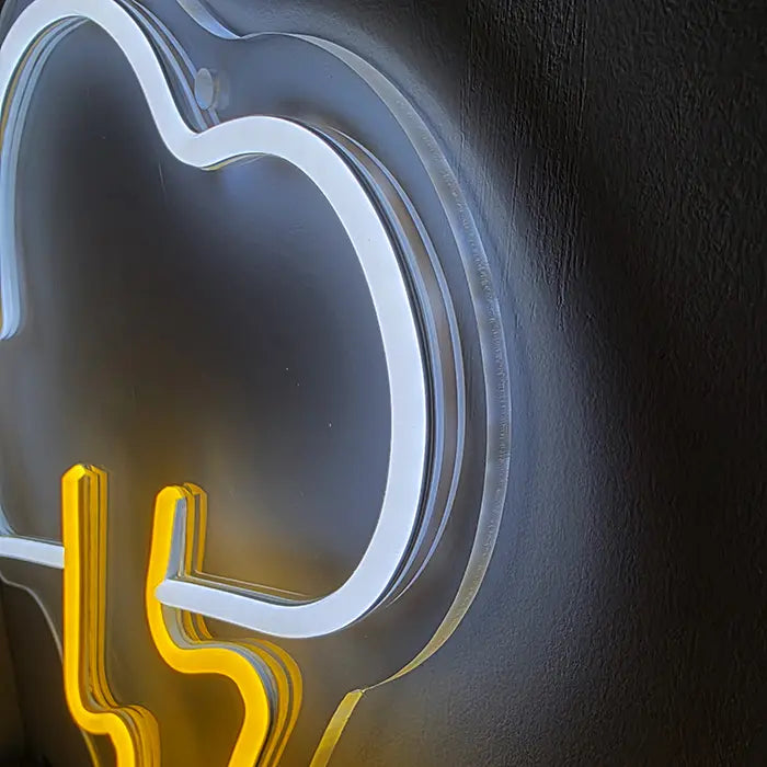 Wolken-Blitz Neon LED Schild im Detail: weißer Neonschlauch auf konturierter Acrylplatte vor rauer Wand