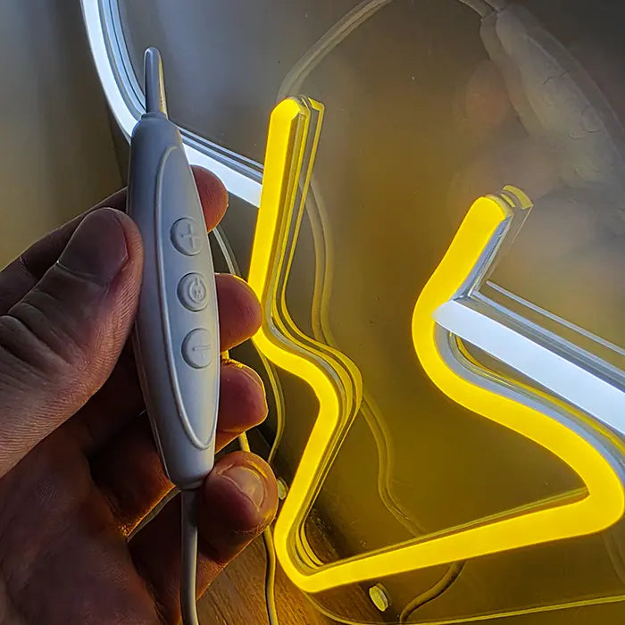 Wolken-Blitz Neon LED Schild aus der Nähe: Inline-Dimmer mit Plus-, Ein-/Aus- und Minus-Taste in der Hand