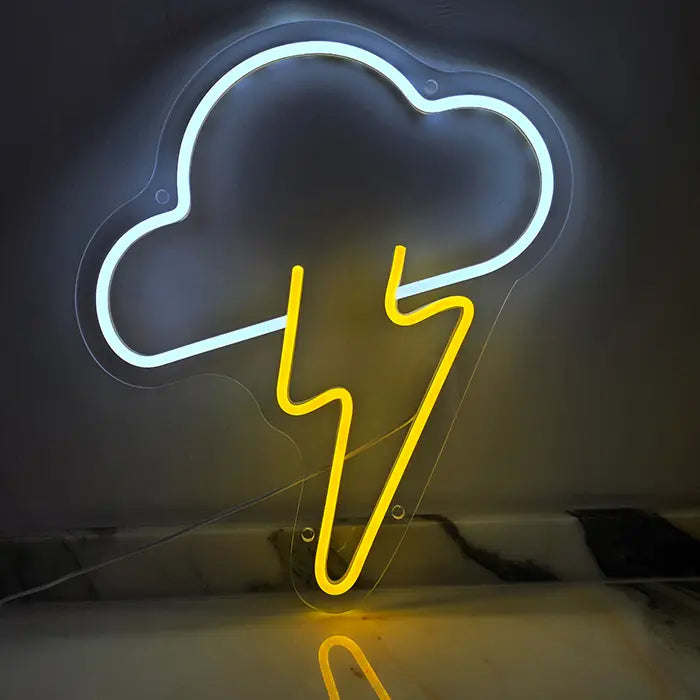 Wolken-Blitz Neon LED Schild leuchtet über einer Marmorfläche, gelbe Blitze unter der weißen Wolke