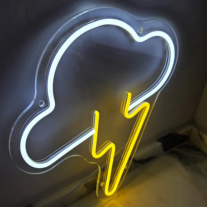Wolken-Blitz Neon LED Schild schräg von der Seite fotografiert, weiße Wolkenkontur und gelbe Blitze