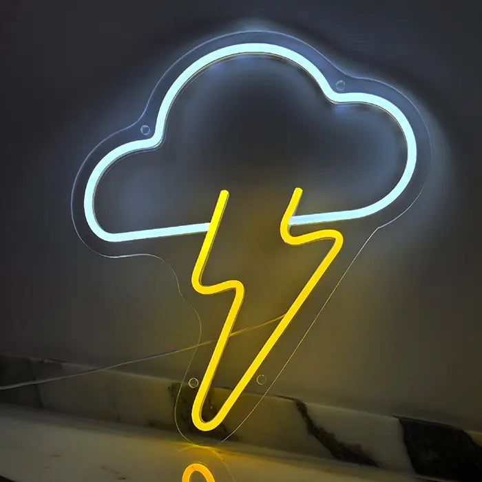 Wolken-Blitz Neon LED Schild an heller Wand, das warme Gelb spiegelt sich auf der Marmorablage