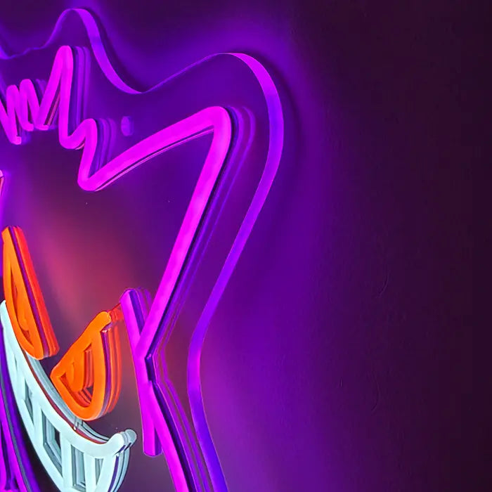 Geisterfigur Neon LED Schild in Nahaufnahme: gezackte Kopfspitze in Magenta über dem Augenbereich