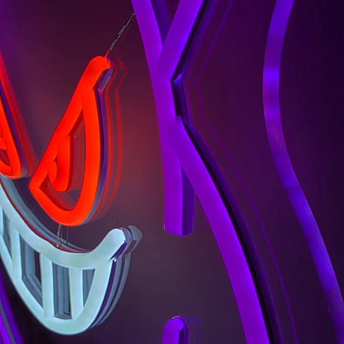 Geisterfigur Neon LED Schild im Detail: orangerotes Auge und weißer Zahnbogen aus LED-Neon-Flex