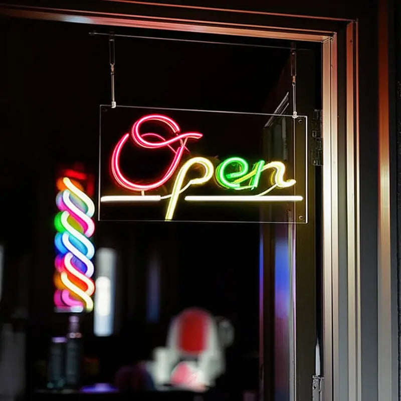 Open Neon LED Schild an Aufhängekette in einer Glastür, nachts von außen gut lesbar