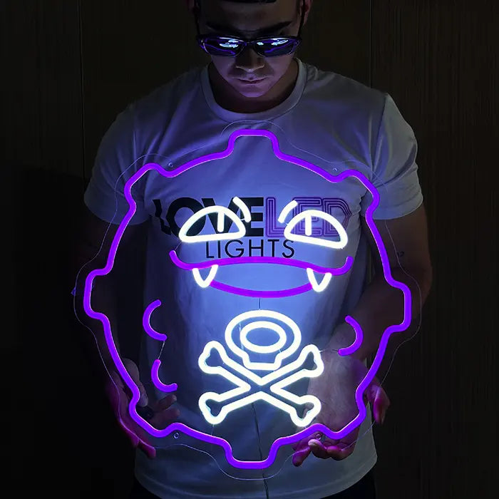 Kugelfigur Neon LED Schild leuchtend im Dunkeln, zur Größeneinschätzung frei in Händen gehalten