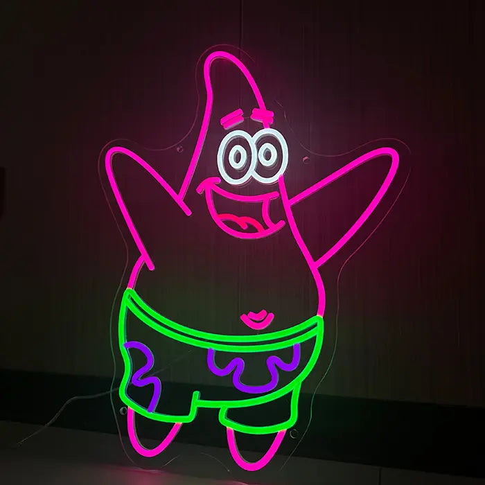 Seestern Neon LED Schild an dunkler Wand, rosa Umriss und lila gemusterte Badehose leuchten kräftig