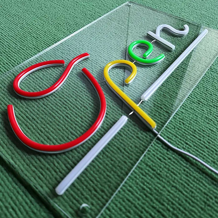 Open Neon LED Schild in Nahaufnahme, LED-Neon-Flex in Rot, Gelb, Grün und Weiß auf 6 mm Acryl