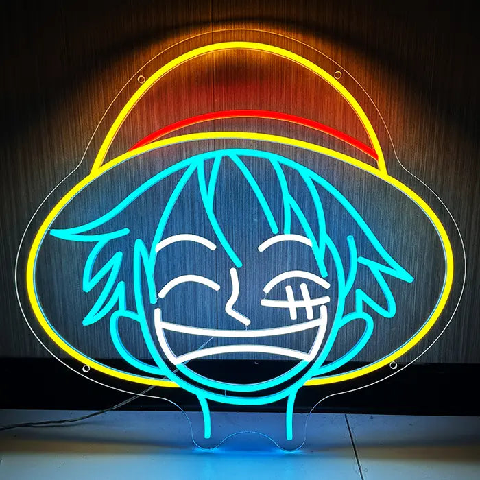Strohhut Neon LED Schild leuchtet an dunkler Holzwand: gelber Hutumriss mit rotem Band über lachendem Gesicht