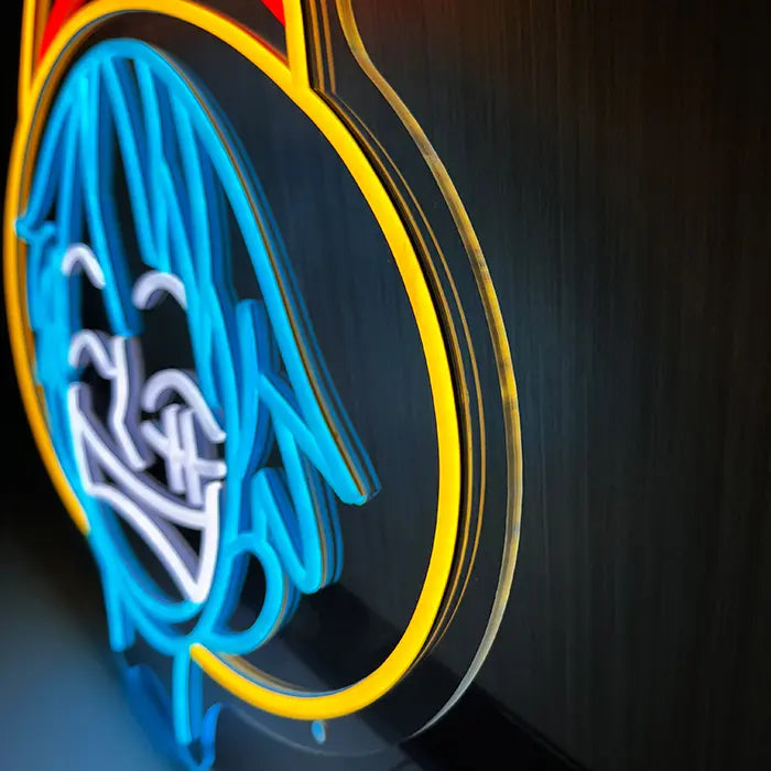 Strohhut Neon LED Schild in Schrägansicht: 6 mm Acrylkante, gelbe, rote, blaue und weiße LED-Röhren im Detail