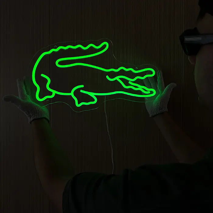 Krokodil Neon LED Schild eingeschaltet an der Wand, komplette Silhouette mit Rückenkamm und offenem Maul