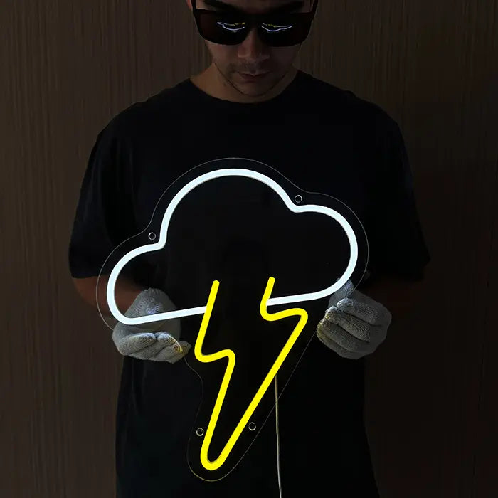 Wolken-Blitz Neon LED Schild wird zur Größenansicht vor einem schwarzen T-Shirt in Händen gehalten