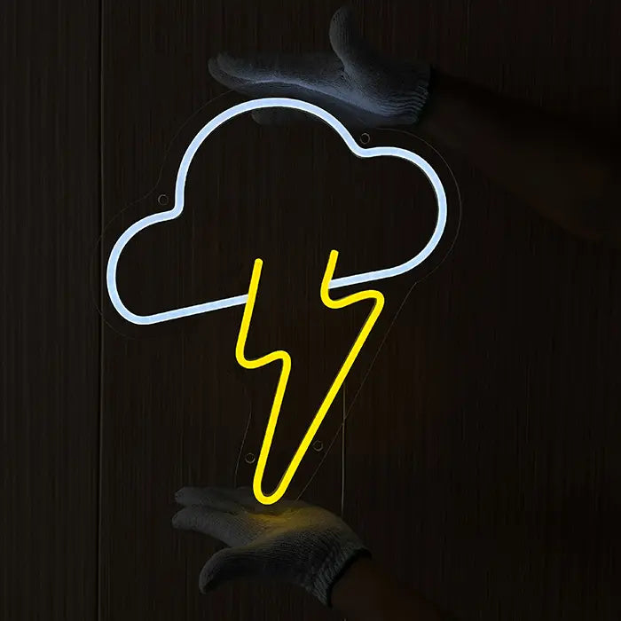 Wolken-Blitz Neon LED Schild leuchtet weiß und gelb, während es mit Handschuhen an die Wand gehalten wird