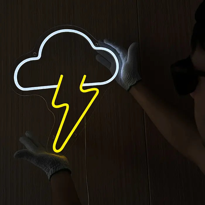 Wolken-Blitz Neon LED Schild wird mit Arbeitshandschuhen an einer Holzwand ausgerichtet und montiert