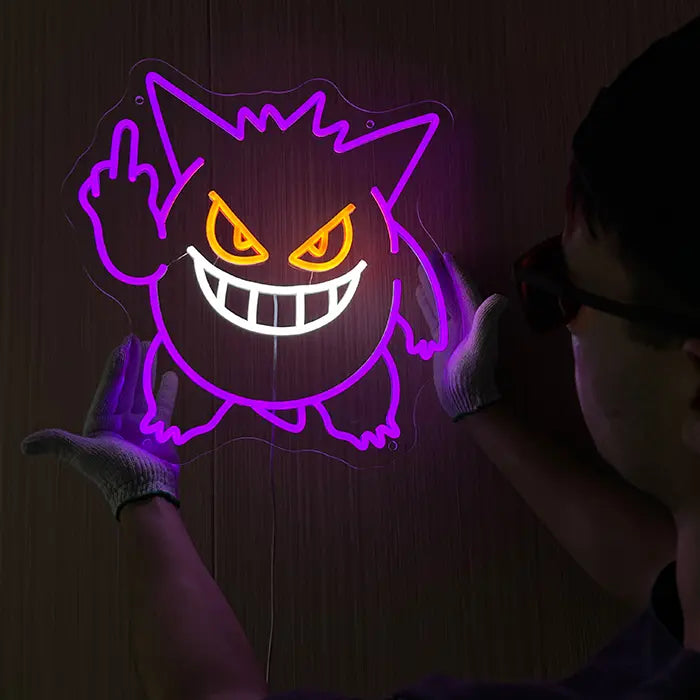 Geisterfigur Neon LED Schild wird beleuchtet an einer Holzwand ausgerichtet und aufgehängt