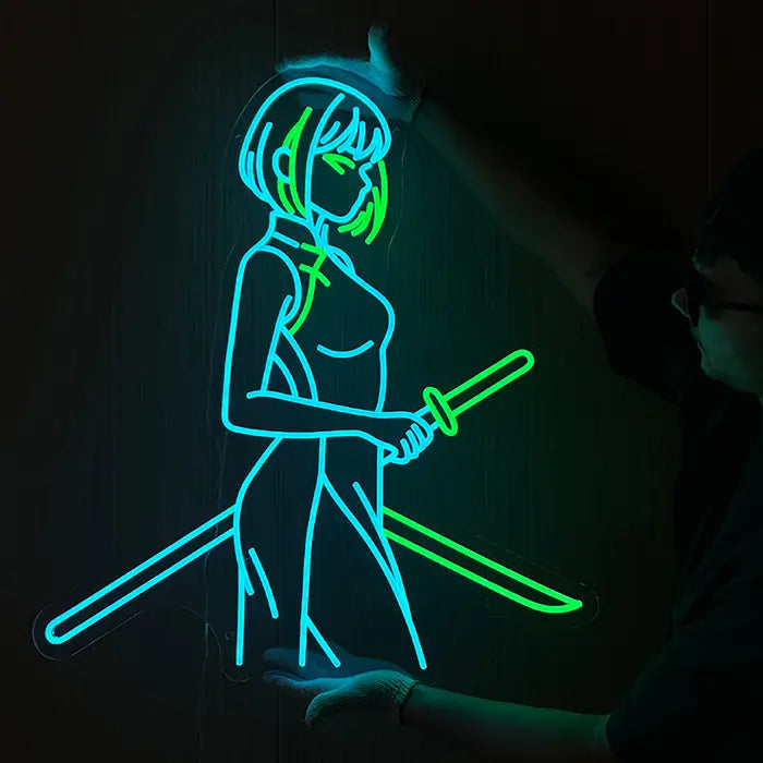 Anime Samurai Girl Neon LED Schild wird leuchtend an die Wand gehalten, Seitenansicht der Neon-Kontur