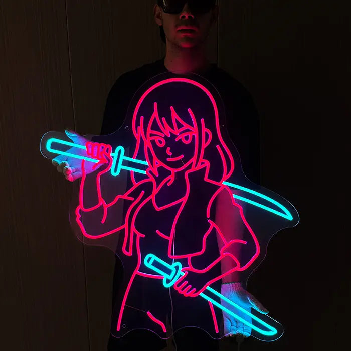 Sekira V Miaukuza Neon LED Schild wird vor einer Holzwand gehalten, das lila Motiv leuchtet im Dunkeln