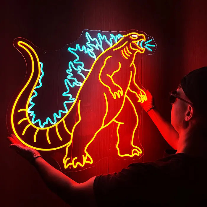 Monsterechse Neon LED Schild wird an der Wand ausgerichtet, orange Konturen und blau leuchtender Rückenkamm
