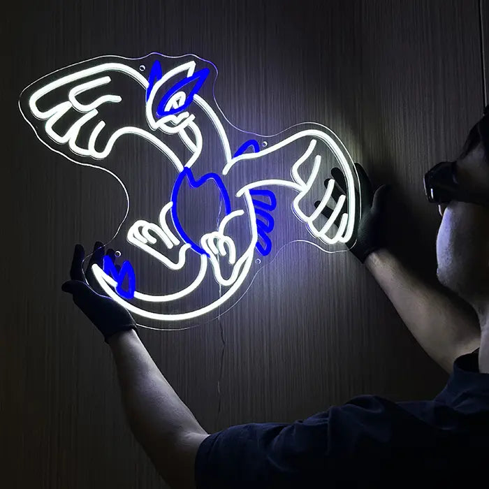 Geflügeltes Wesen Neon LED Schild beim Anbringen an der Wand, das Leuchtmotiv strahlt weiß-blau ab