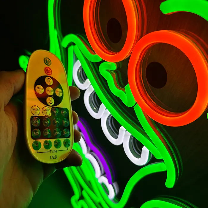 Schleimgeist Neon LED Schild mit Dimmer-Fernbedienung davor, Tasten für Helligkeitsstufen, Timer und Blinkmodi