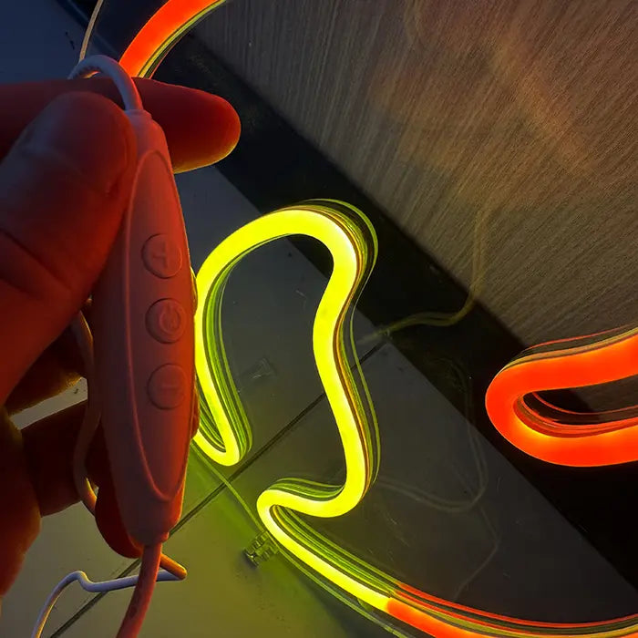 Feuerflamme Neon LED Schild, mit sichtbarem Anschlusskabel am unteren Rand