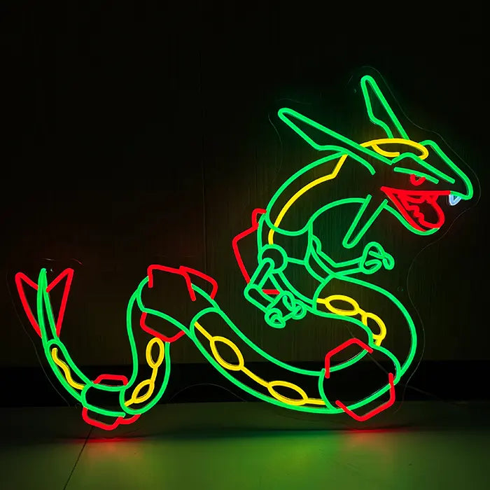 Insegna neon LED Pokémon Rayquaza, design 85 × 63 cm, illuminata in una stanza buia: drago allungato a forma di S con la testa sollevata