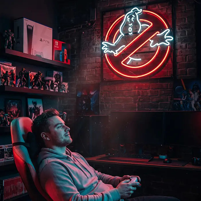 Ghostbusters Logo Neon LED Schild über einem Schreibtisch an der Backsteinwand, rot-weiß leuchtende Neon-Linien