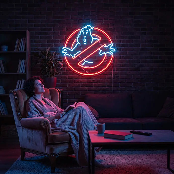 Ghostbusters Logo Neon LED Schild an einer Backsteinwand im Wohnzimmer, warmes rotes Licht auf dem Mauerwerk