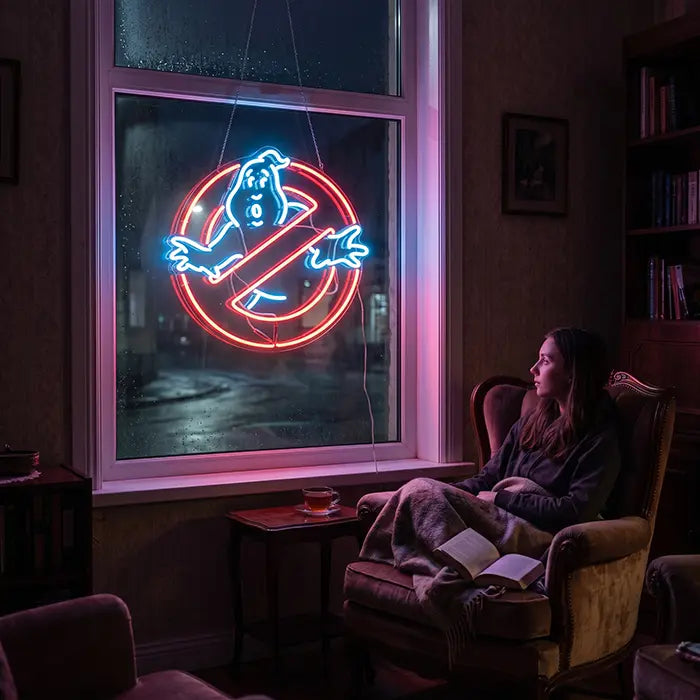 Ghostbusters Logo Neon LED Schild hängt an einer Kette im Fenster, das rote Leuchtband spiegelt sich in der Scheibe