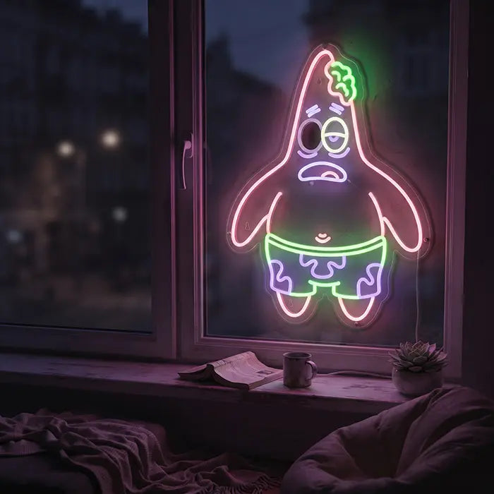 Patrick Zombie Neon LED Schild am Fenster montiert, dahinter die Stadt in der Abenddämmerung