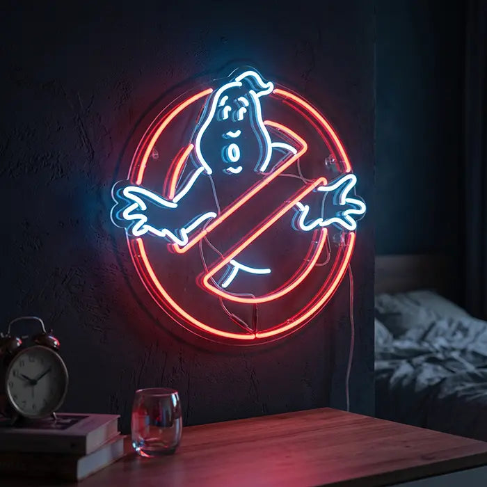 Ghostbusters Logo Neon LED Schild an der Wand über einem Holztisch, rotes Kreisband und weiße Geisterlinien