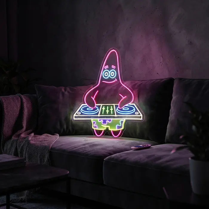 Patrick DJ Neon LED Schild über einer dunklen Couch mit Kissen, die Fernbedienung liegt auf der Sitzfläche