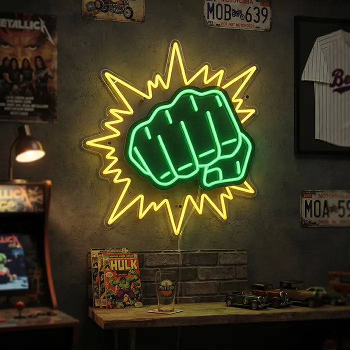 Hulk Faust Neon LED Schild über der Werkbank im Hobbyraum neben Arcade-Automat und Nummernschildern
