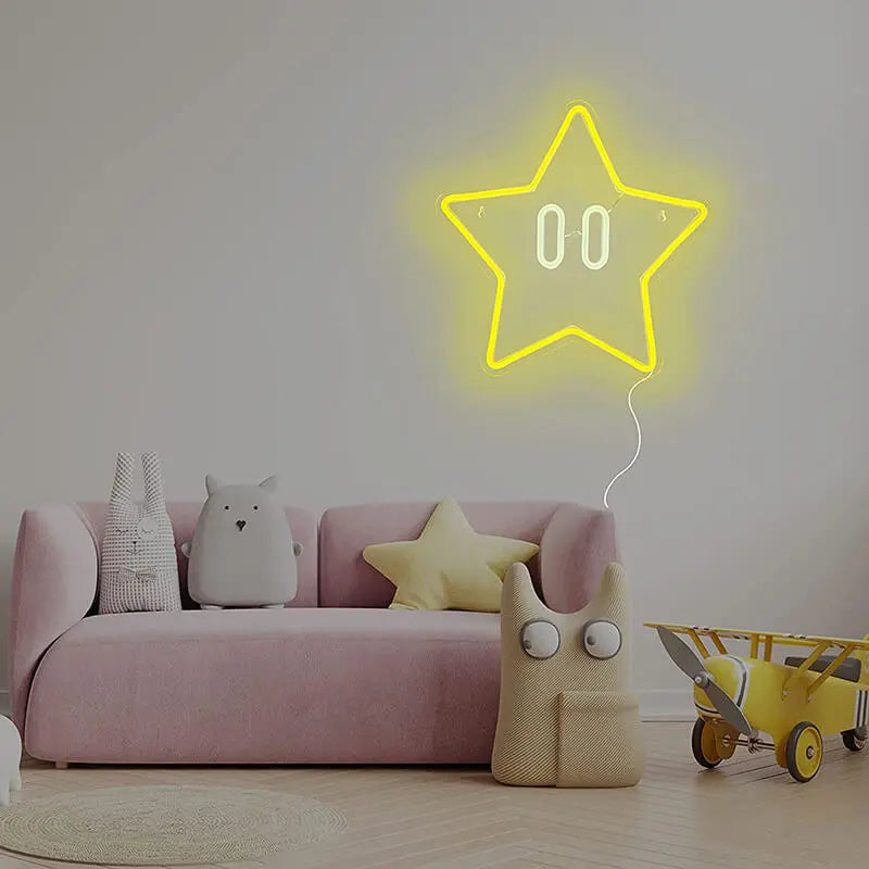 Super Star Neon LED Schild als Wanddeko über einem Sofa, gelb leuchtender Sternumriss in hellem Wohnraum