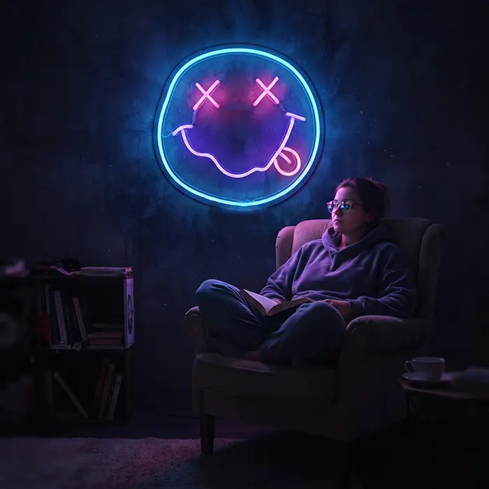 Smiley Neon LED Schild in der Leseecke über einem Sessel, daneben ein gefülltes Bücherregal