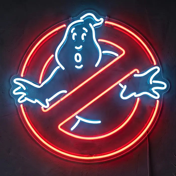 Ghostbusters Logo Neon LED Schild an dunkler Wand, weiße Geisterfigur im rot leuchtenden Kreis mit Querbalken