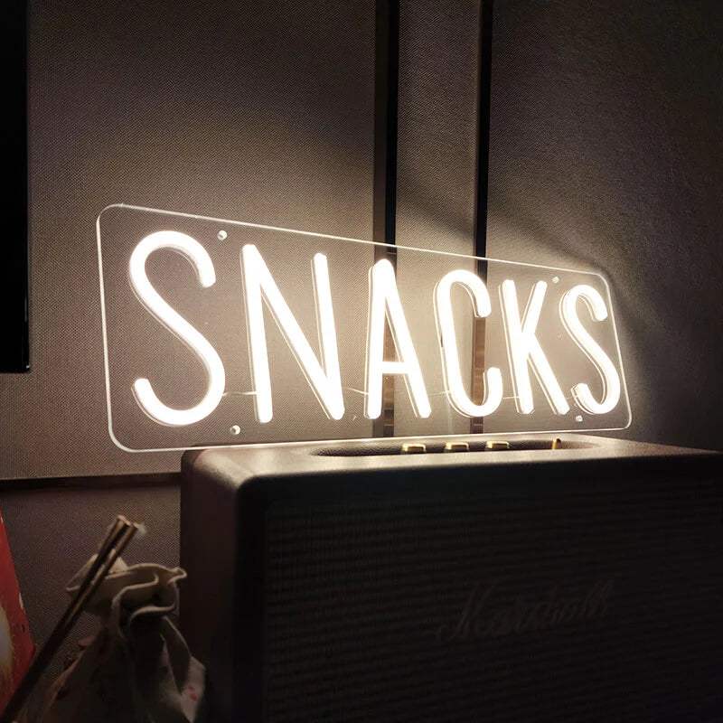Snacks LED Schild 6mm Acrylplatte – Statement fürs Heimkino und TV-Lounge