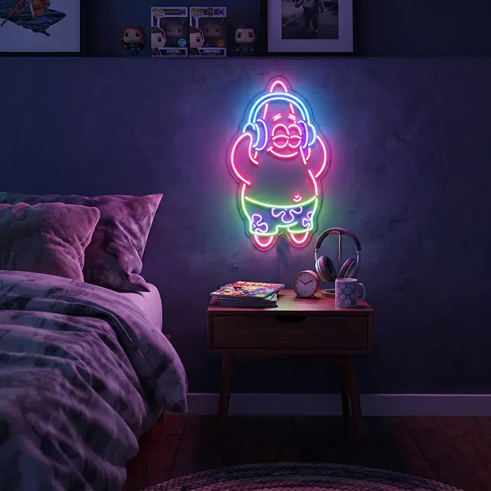 Patrick Musik Neon LED Schild im Schlafzimmer über dem Nachttisch mit Kopfhörern, Wecker und Tasse