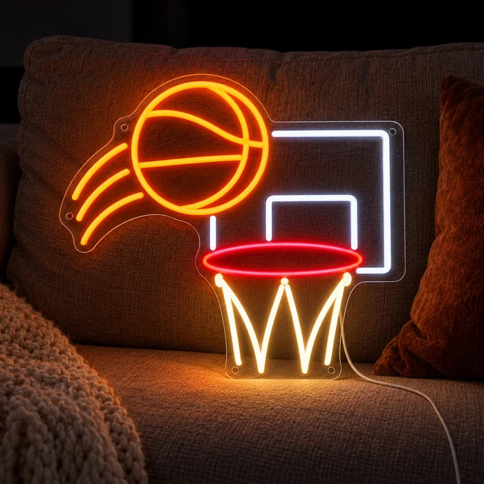 Koripalloheitto neon LED -kyltti kodikkaalla sohvalla tyynyjen ja huovan välissä