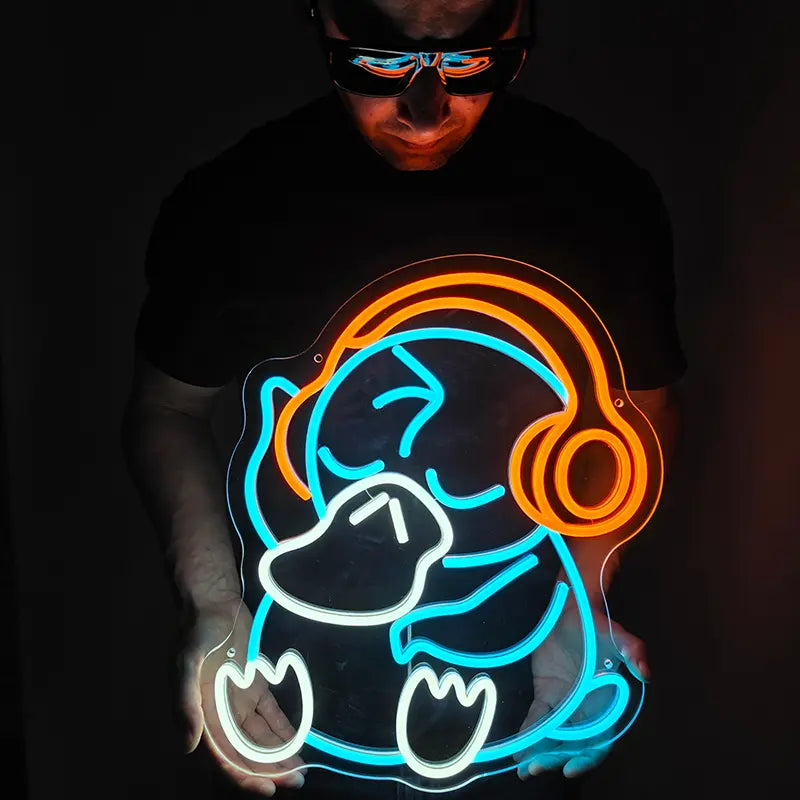 Ein leuchtendes Neon-Schild, das das Pokémon Enton (Psyduck) sitzend mit großen orangefarbenen Kopfhörern zeigt.