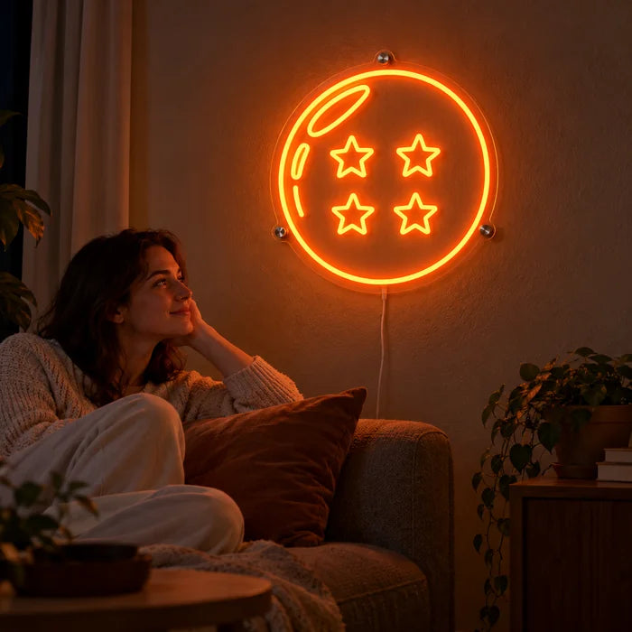 Neon LED-skilt Dragon Ball Firestjernekule på stueveggen, foran slapper en person av på sofaen