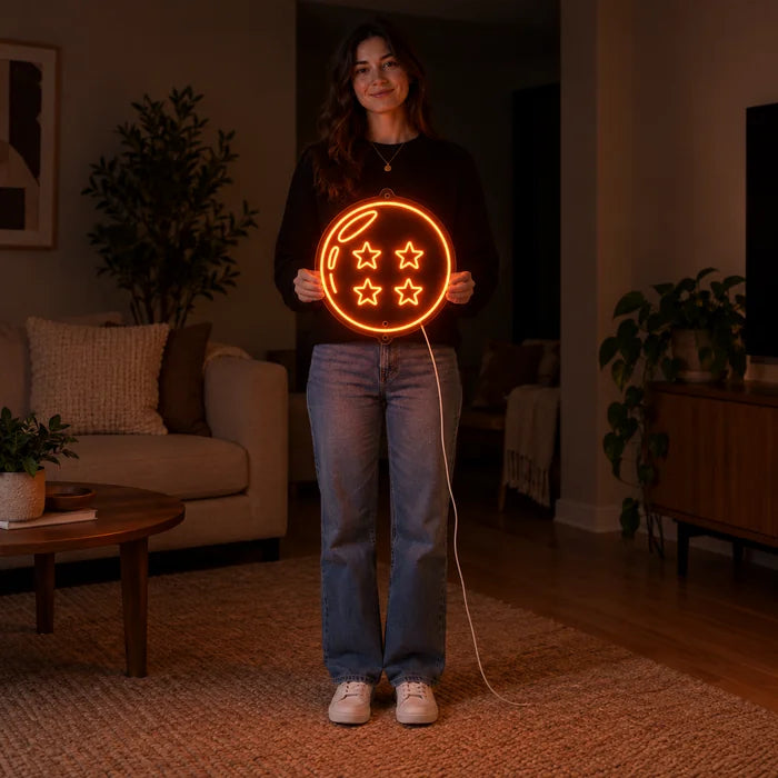 Neon LED-skilt Dragon Ball Firestjernekule holdt av en kvinne, viser størrelsen sammenlignet med kroppen