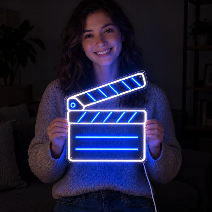 Klaket neon LED tabela, karanlık arka plan önünde gülümseyen bir kadının ellerinde