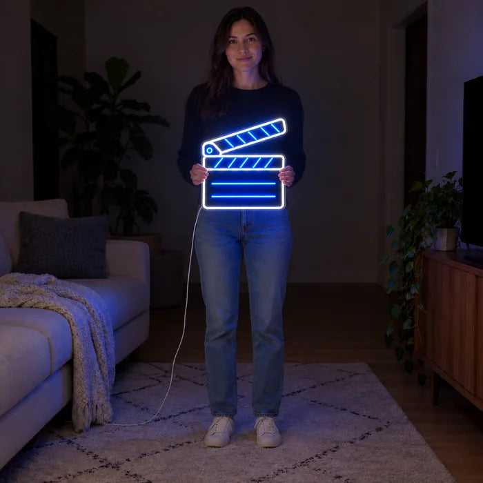 Klaket neon LED tabela, bir kadın tarafından tutuluyor, vücuda kıyasla boyutunu gösteriyor