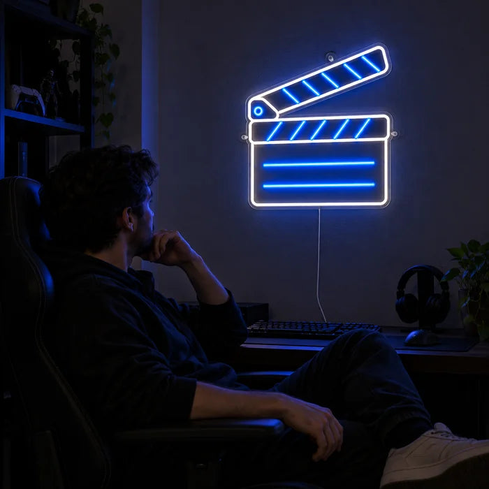 Klaket neon LED tabela, oyun masasının üstünde, önünde oyun koltuğunda bir oyuncu