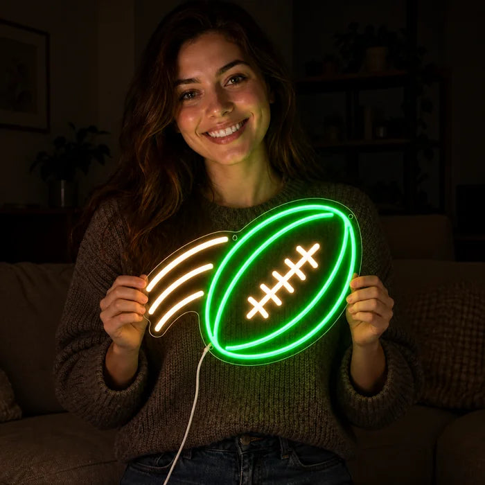 Flyvende football neon LED skilt i hænderne på en smilende kvinde mod mørk baggrund