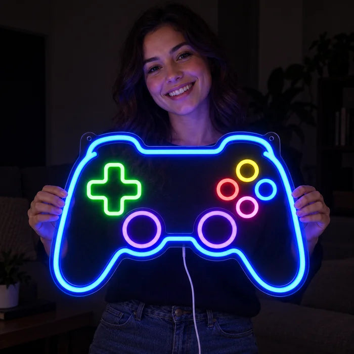 Insegna al neon LED Controller da gioco nelle mani di una donna sorridente su sfondo scuro